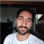 Ragazzo neolaureato in lingue e letterature offre ripetizioni per studenti di scuole secondarie